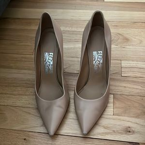 Nude pointed toe pumps